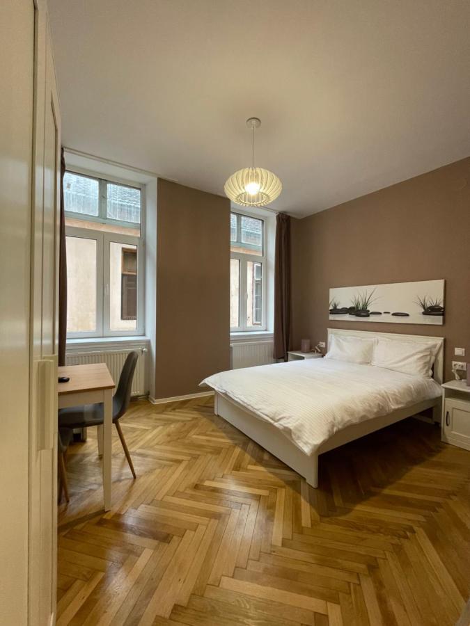 Schei Central Studios In The Heart Of Брашов Экстерьер фото